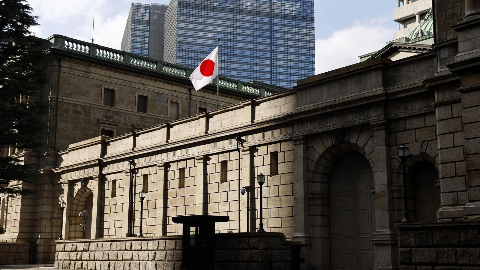 Japan's central bank survey shows an improved outlook for manufacturers