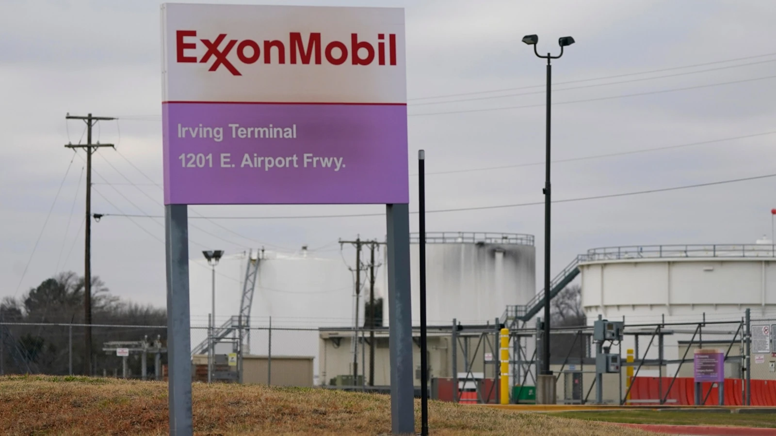 Q2 profits at Exxon Mobil and Chevron dip to lowest level in 4 years on subdued energy prices