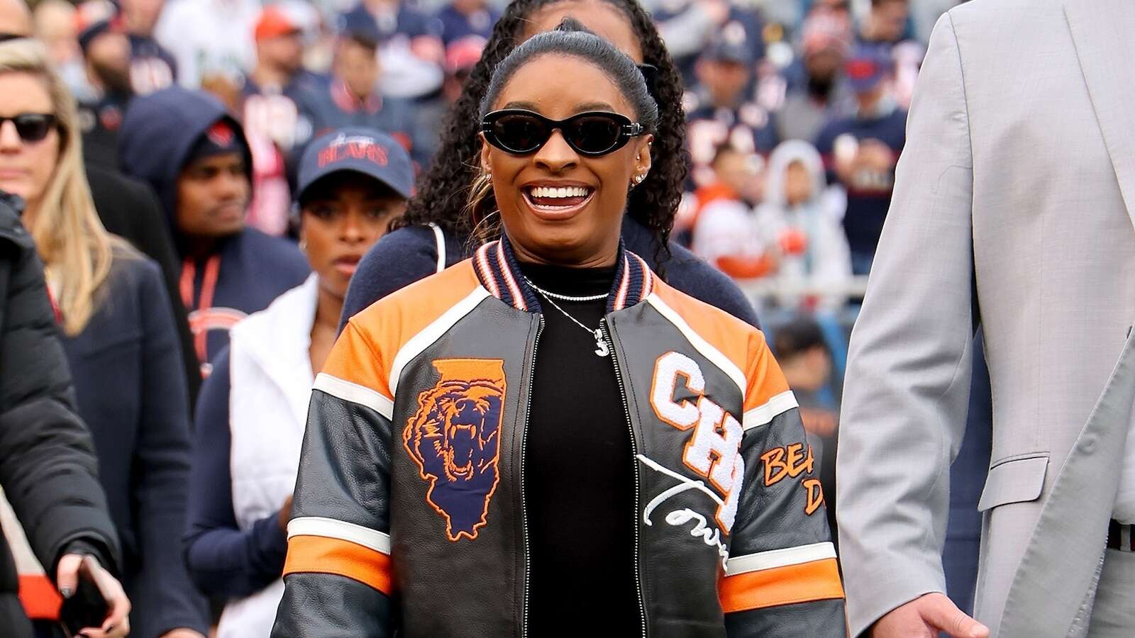 Simone Biles rocks custom Chicago Bears jacket to cheer on husband Jonathan OwensThe Olympic gymnast is bringing her best game-day glam.11/18/2024 01:53:47 EST