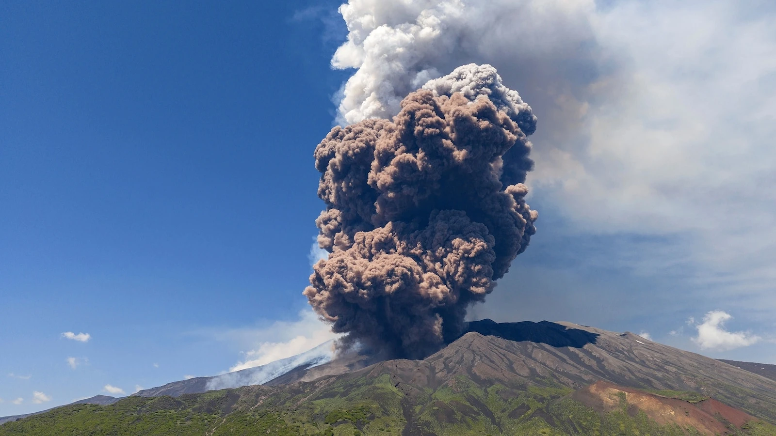 American tourists speak out after escaping Mount Etna eruptionNicholas DiLeonardi and Michelle Nigro-DiLeonardi are on their honeymoon.16 minutes ago