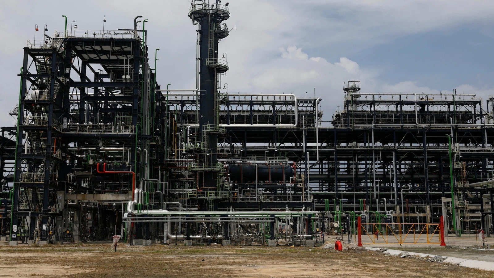 Nigerian billionaire plans expansion of Africa's biggest oil refinery