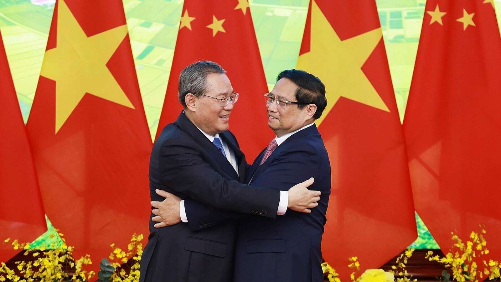 China's premier talks trade in Vietnam despite differences over South China Sea