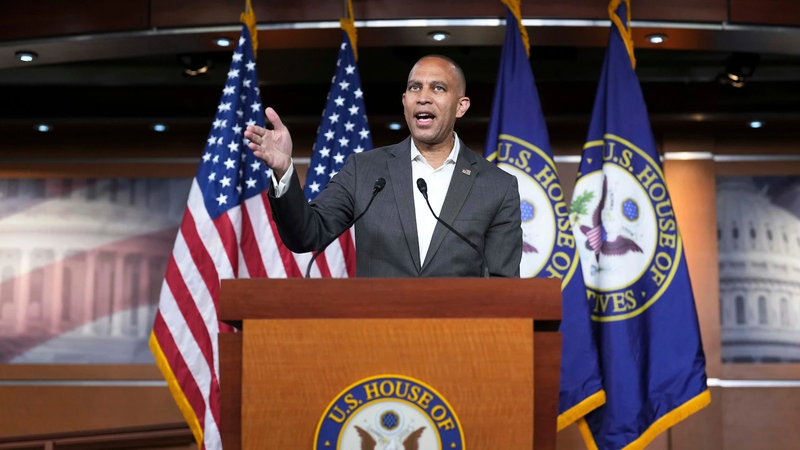 Jeffries holds back on endorsing Democratic NYC mayoral candidate Mamdani