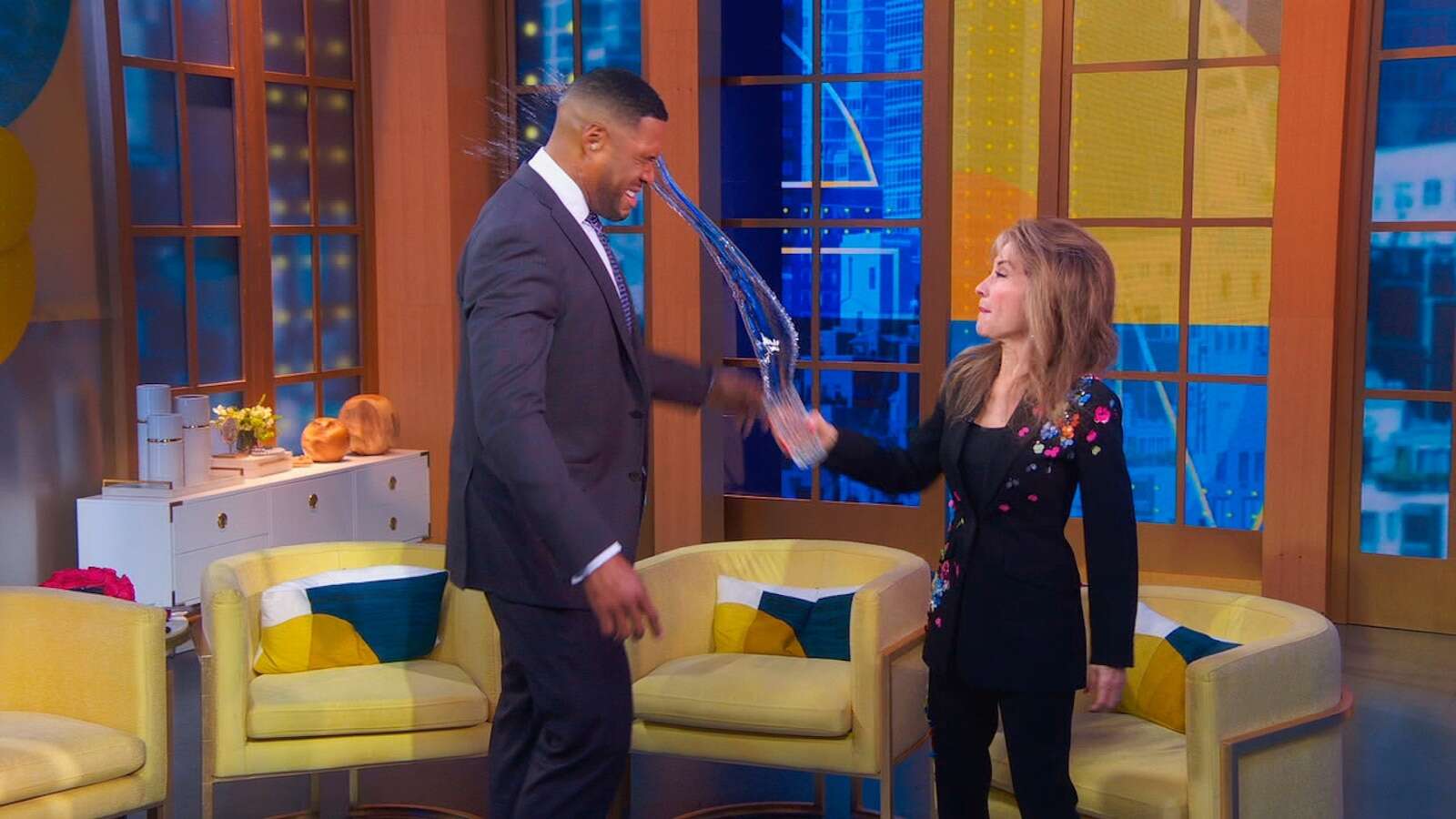 Susan Lucci shows Michael Strahan how to do a soap opera fight on 'GMA'The 