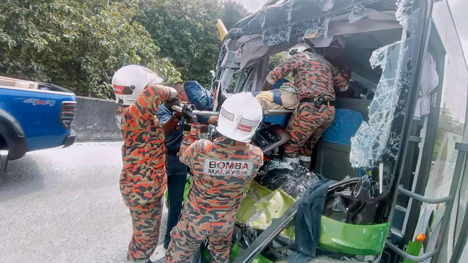 1 dead and 12 injured after bus carrying Japanese tourists smashes into truck in Malaysia