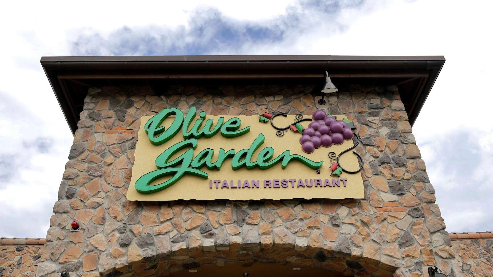 Olive Garden teams up with Uber Direct to offer delivery