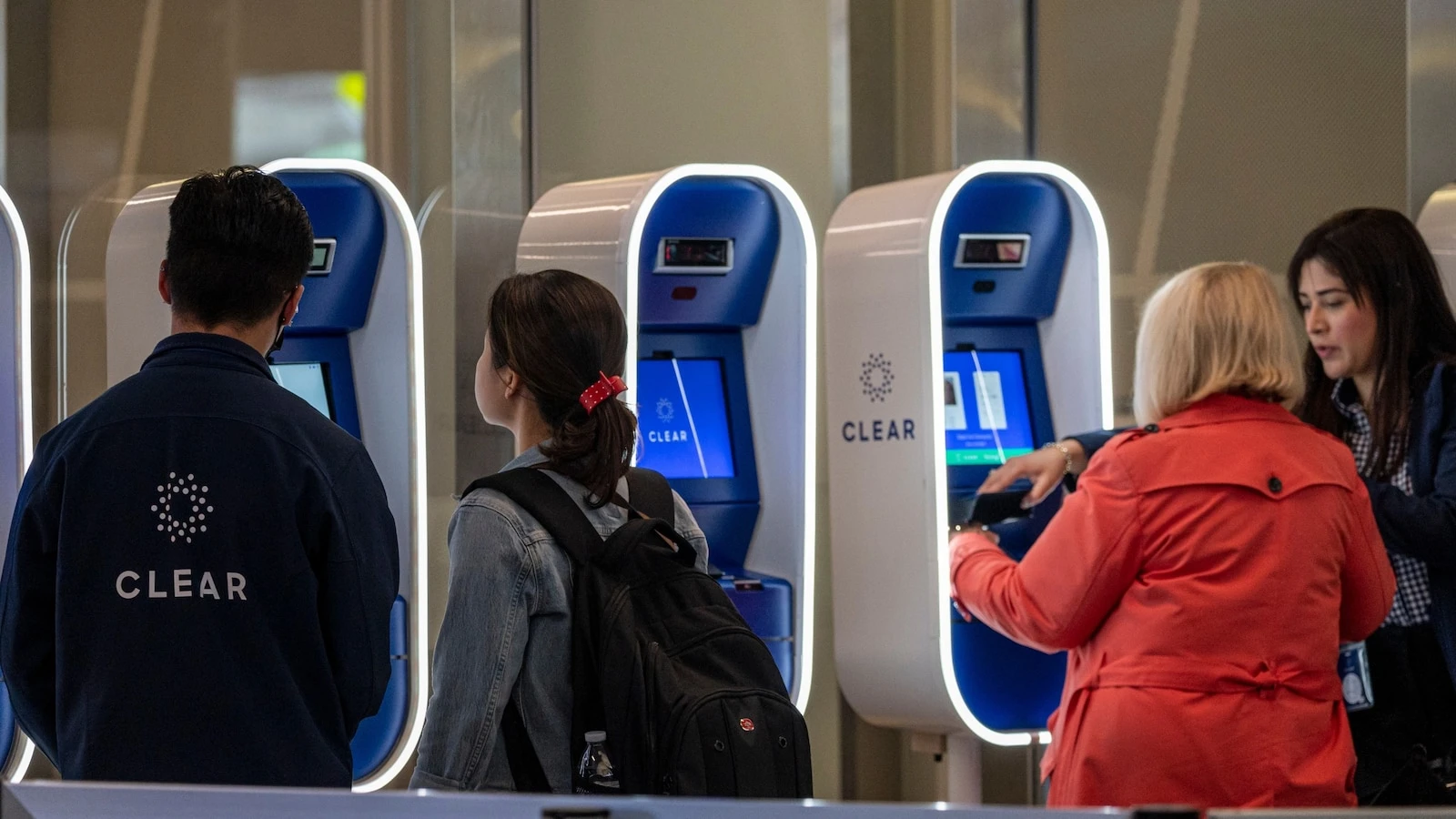 Proposed bill could ban skipping security lines in California airportsCA SB 1372 is aimed at third-party vendors like CLEAR.4/25/2024 03:27:09 EDT