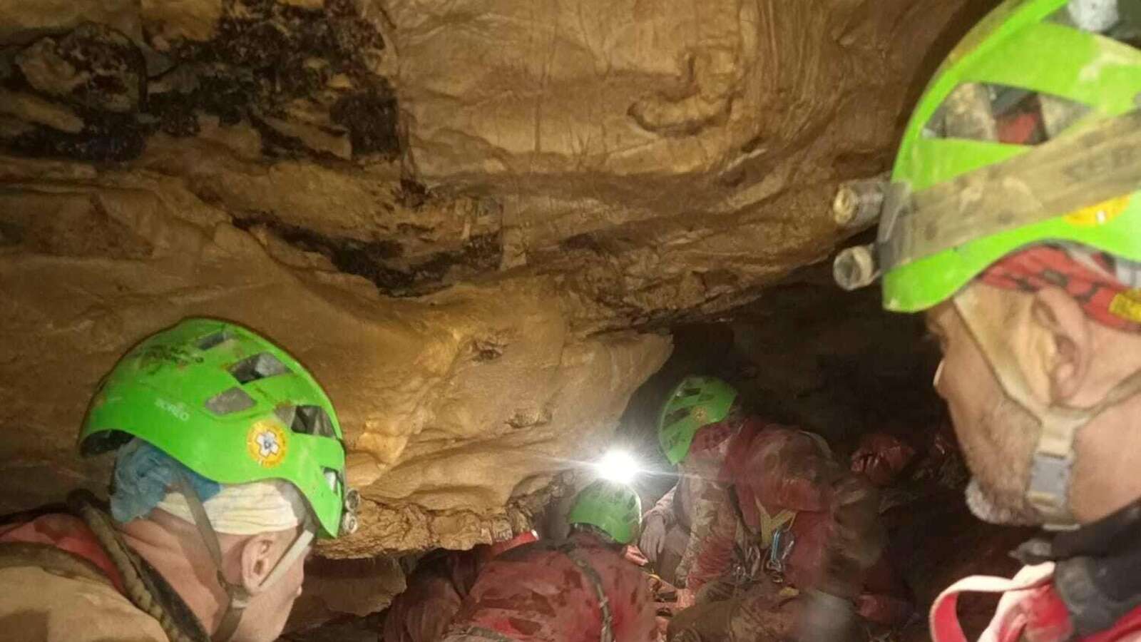 Rescue of injured spelunker from Italian cave clears a difficult passage on Day 4