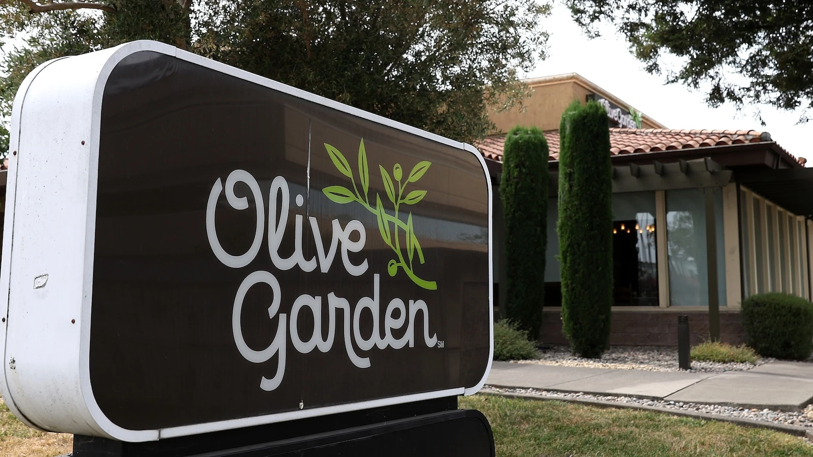 Olive Garden says it's testing smaller portion menu optionsThe restaurant is offering smaller, lower-priced portions on seven entrees.1 hour ago