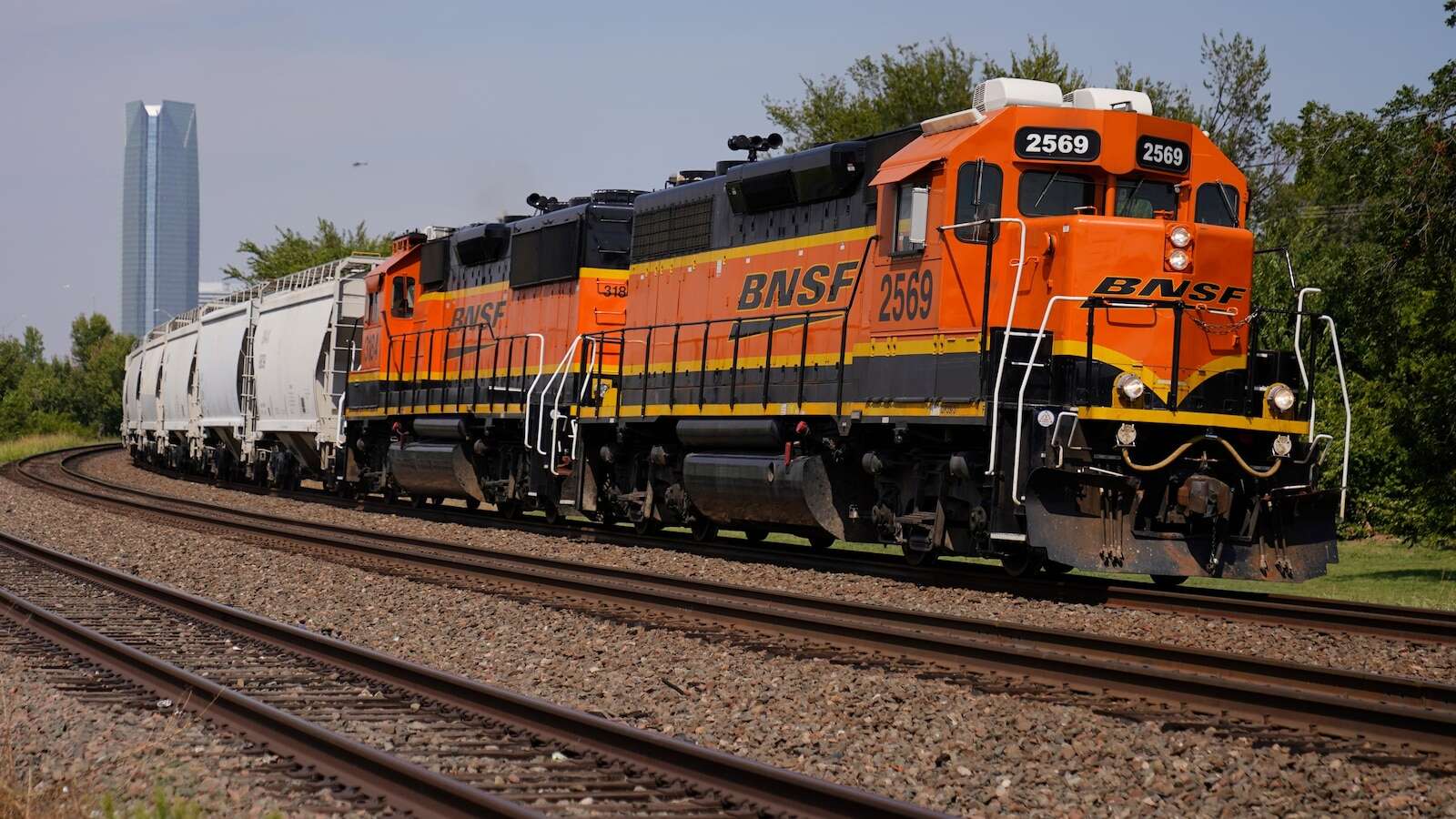 Railroad BNSF stresses safety but is still held back by longstanding industry issues, report finds