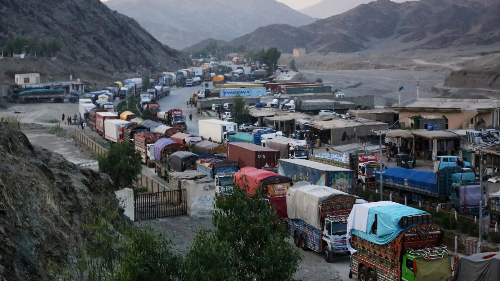 Pakistan reports a new clash with Afghan forces along border