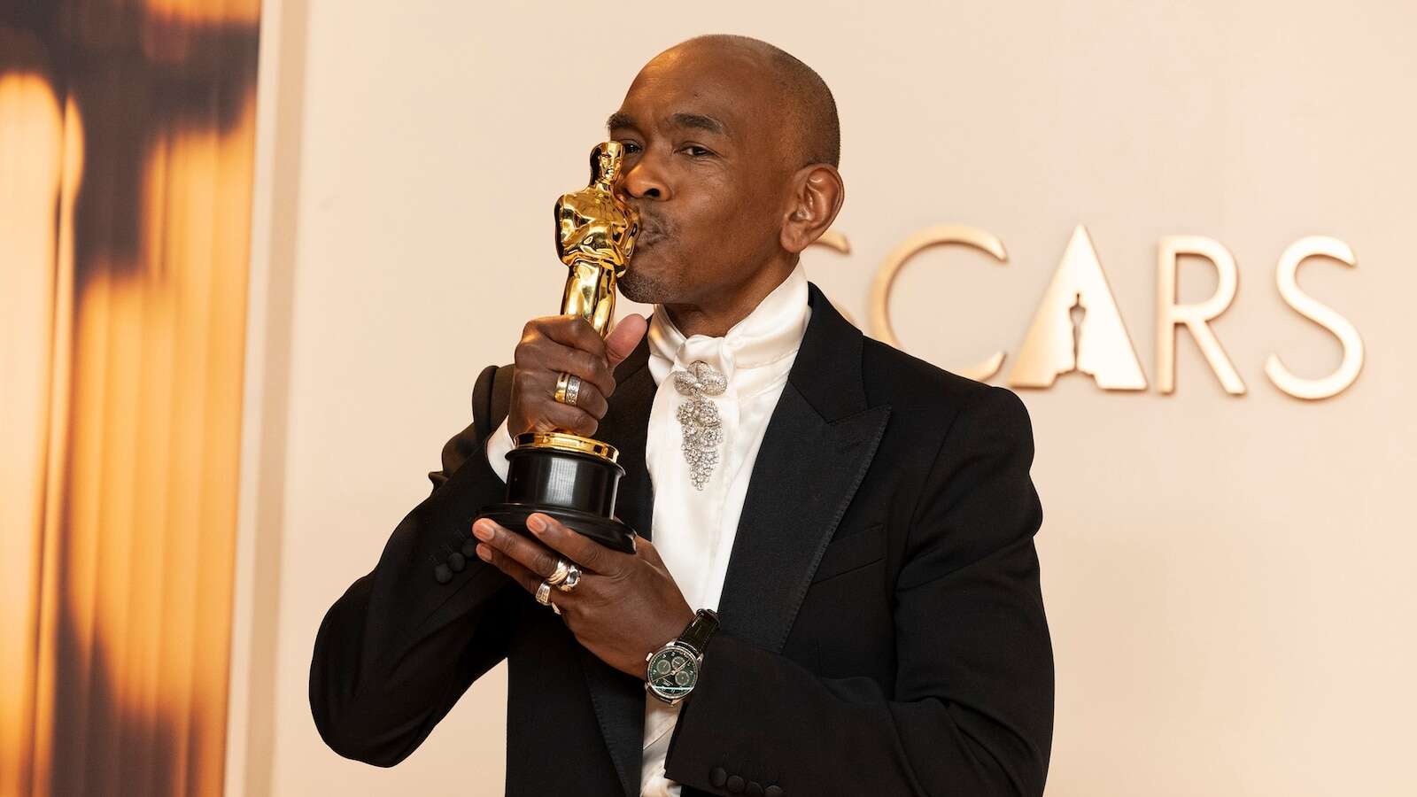 'Wicked' costume designer Paul Tazewell reflects on historic Oscar winPaul Tazewell became the first Black man to win an Oscar for costume design.16 minutes ago