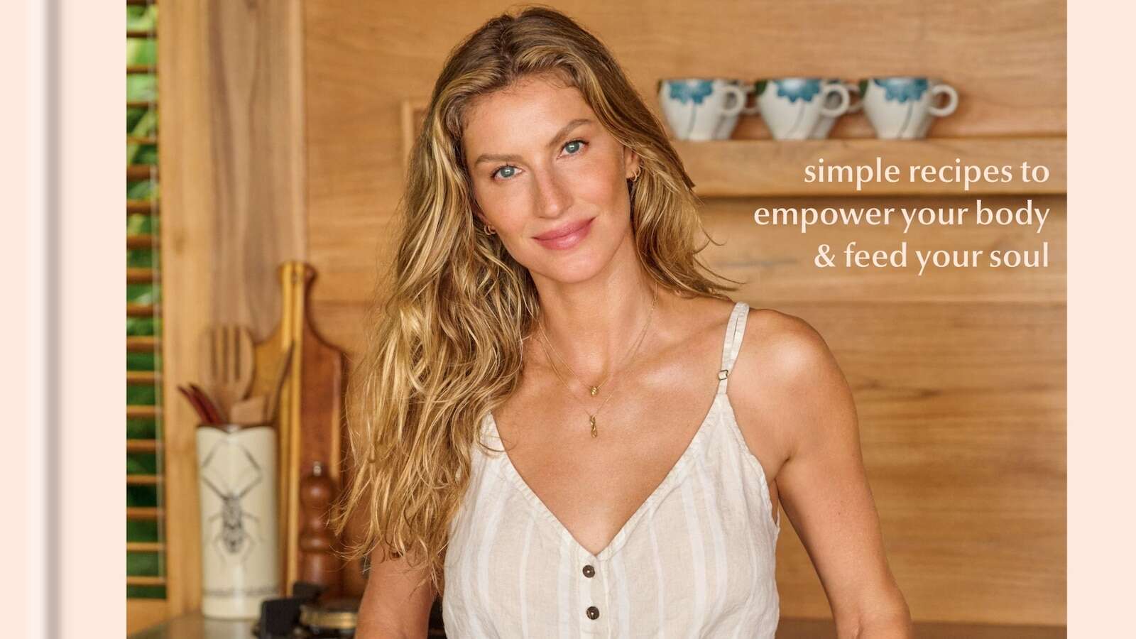 Gisele Bündchen shares 2 recipes for her daily smoothie, pesto chicken wrapsPlus, see her tips for choosing the right fruits for her smoothies.March 26, 2024