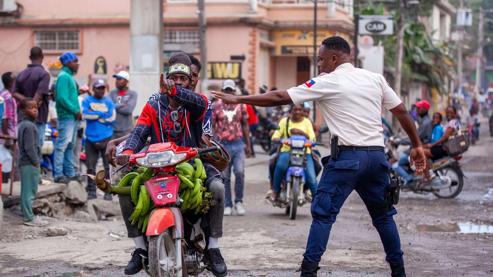 Colombian president visits southern Haiti as country battles surge in gang violence