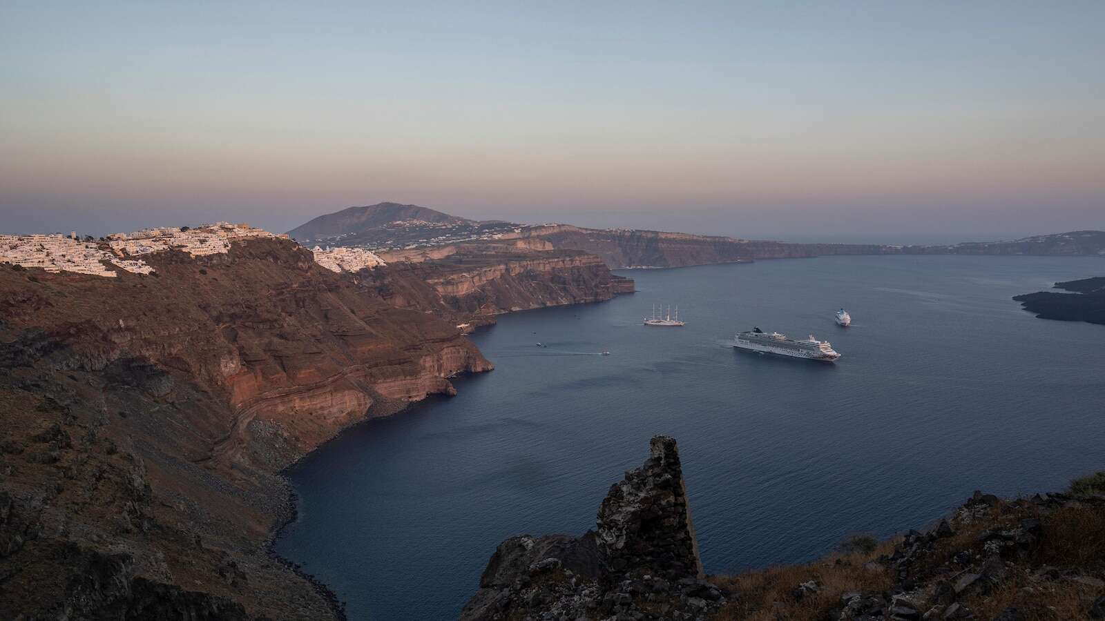 Emergency crews deployed on Santorini as an earthquake swarm worries Greek experts