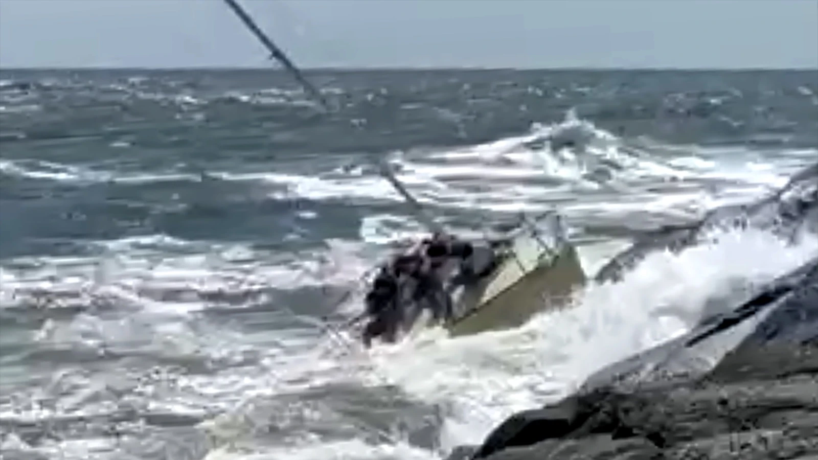 Bystanders, lifeguards hailed as heroes after rescuing 10 from boat crashThe group of 10 were rescued after a sailing lesson gone wrong.9 minutes ago
