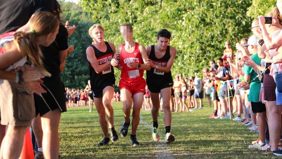 Cross-country runners help opponent across finish lineThe high school athletes said they didn't hesitate to stop and help an opponent.9/6/2023 05:05:04 EDT