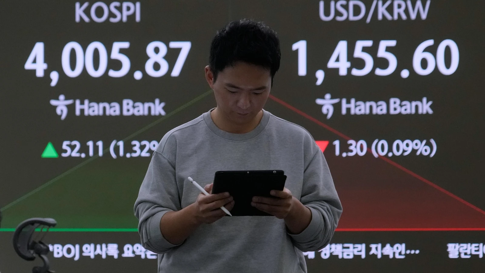 Asian shares advance as tech shares rebound from AI jitters