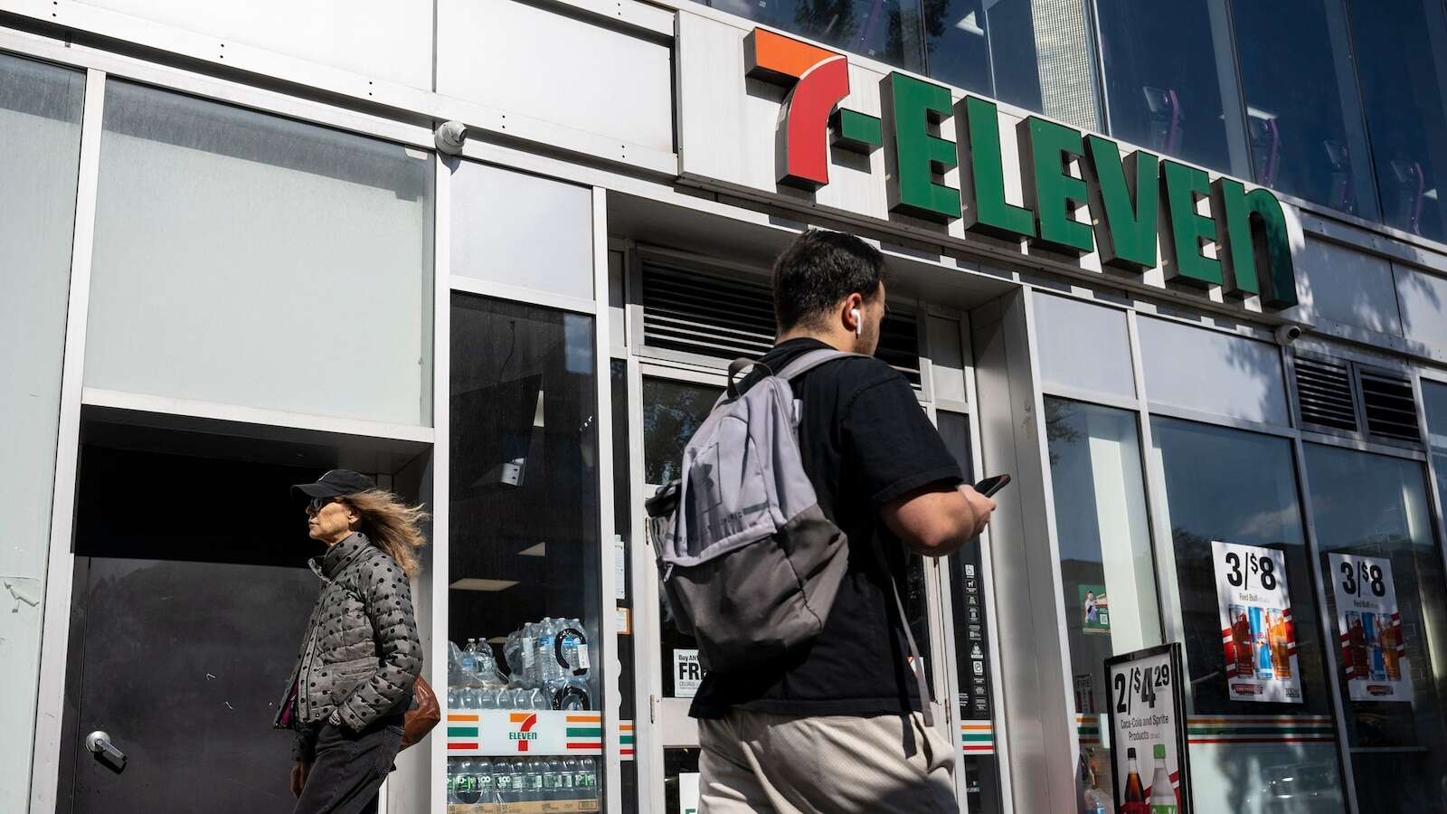 7-Eleven to close hundreds of US locations