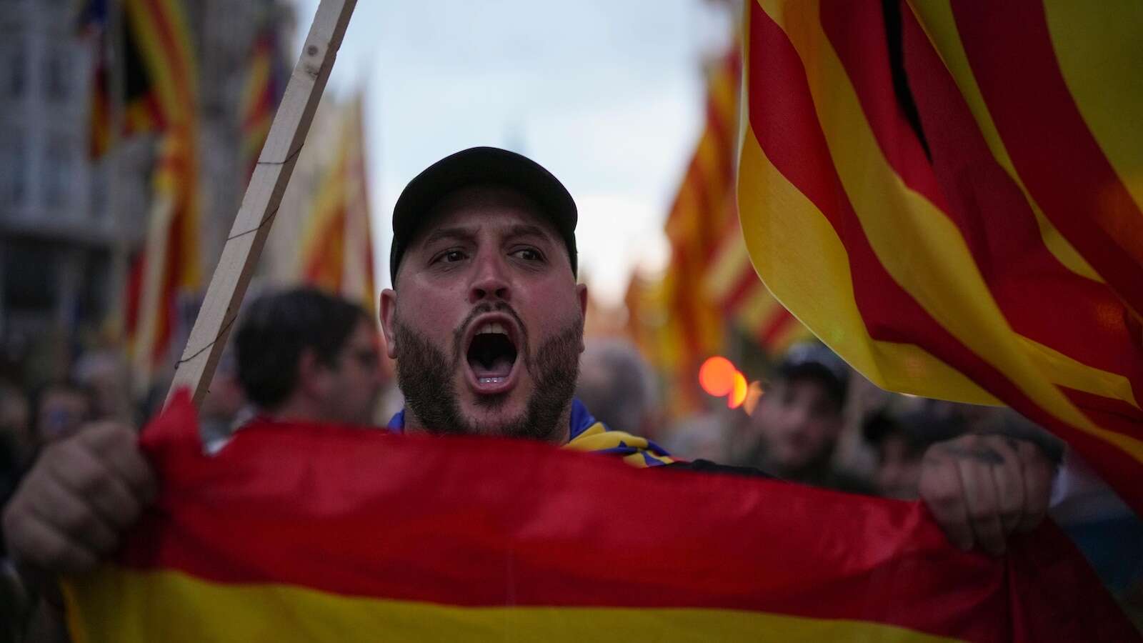 Thousands of Spaniards demand the resignation of Valencia leader for bungling flood response