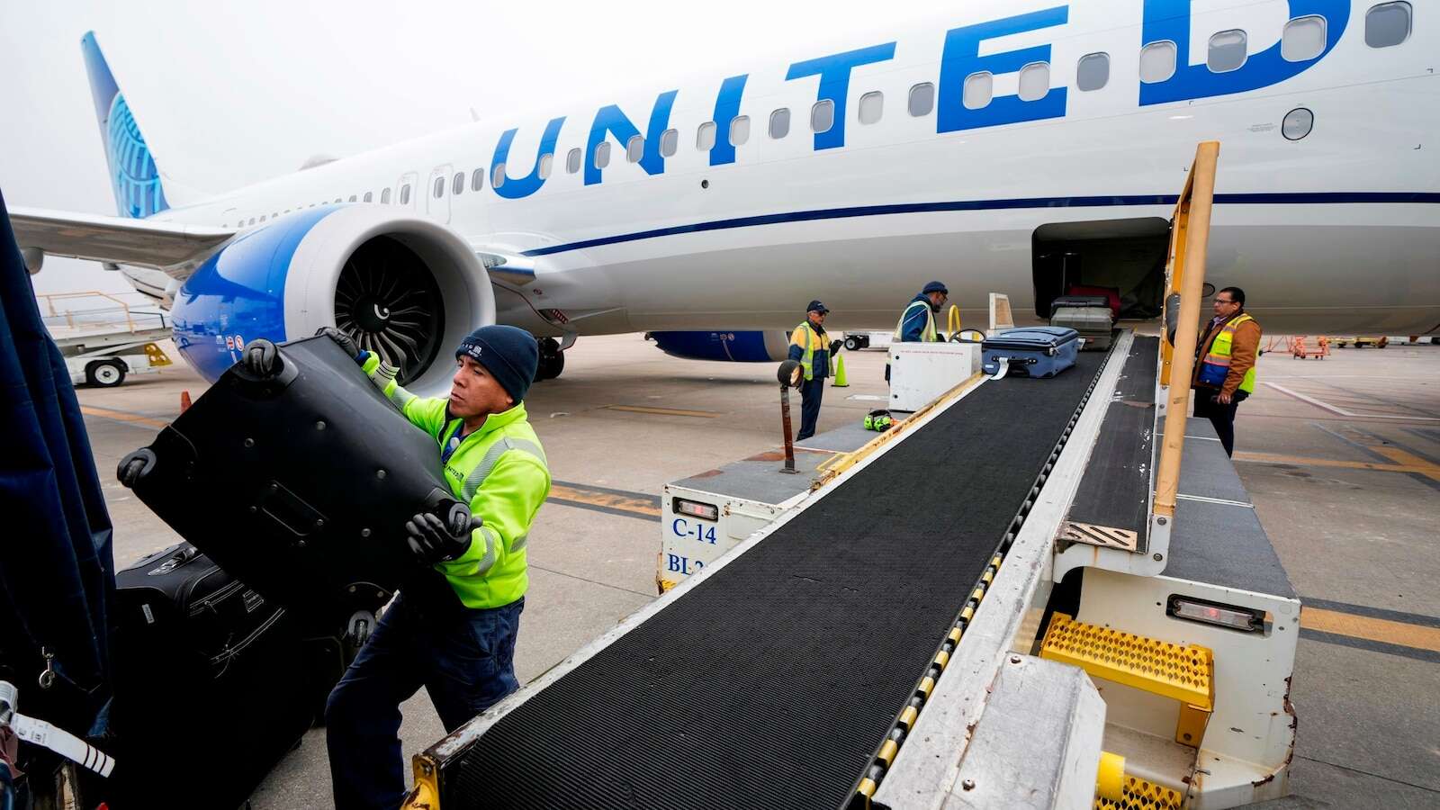 United 1st airline to integrate AirTag for luggageThe partnership with Apple will help airlines locate missing bags.12/12/2024 02:21:56 EST