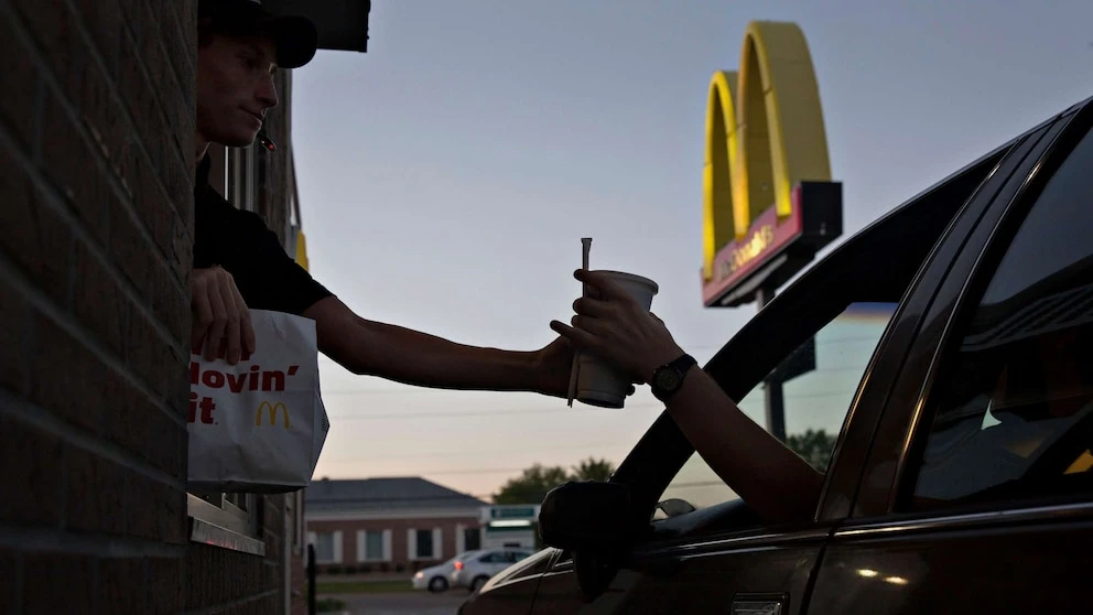 McDonald's, Chipotle explain how costs may be offset as minimum wage increasesA new California law will raise minimum wages to at least $20 per hour in 2024.11/2/2023 02:56:26 EDT