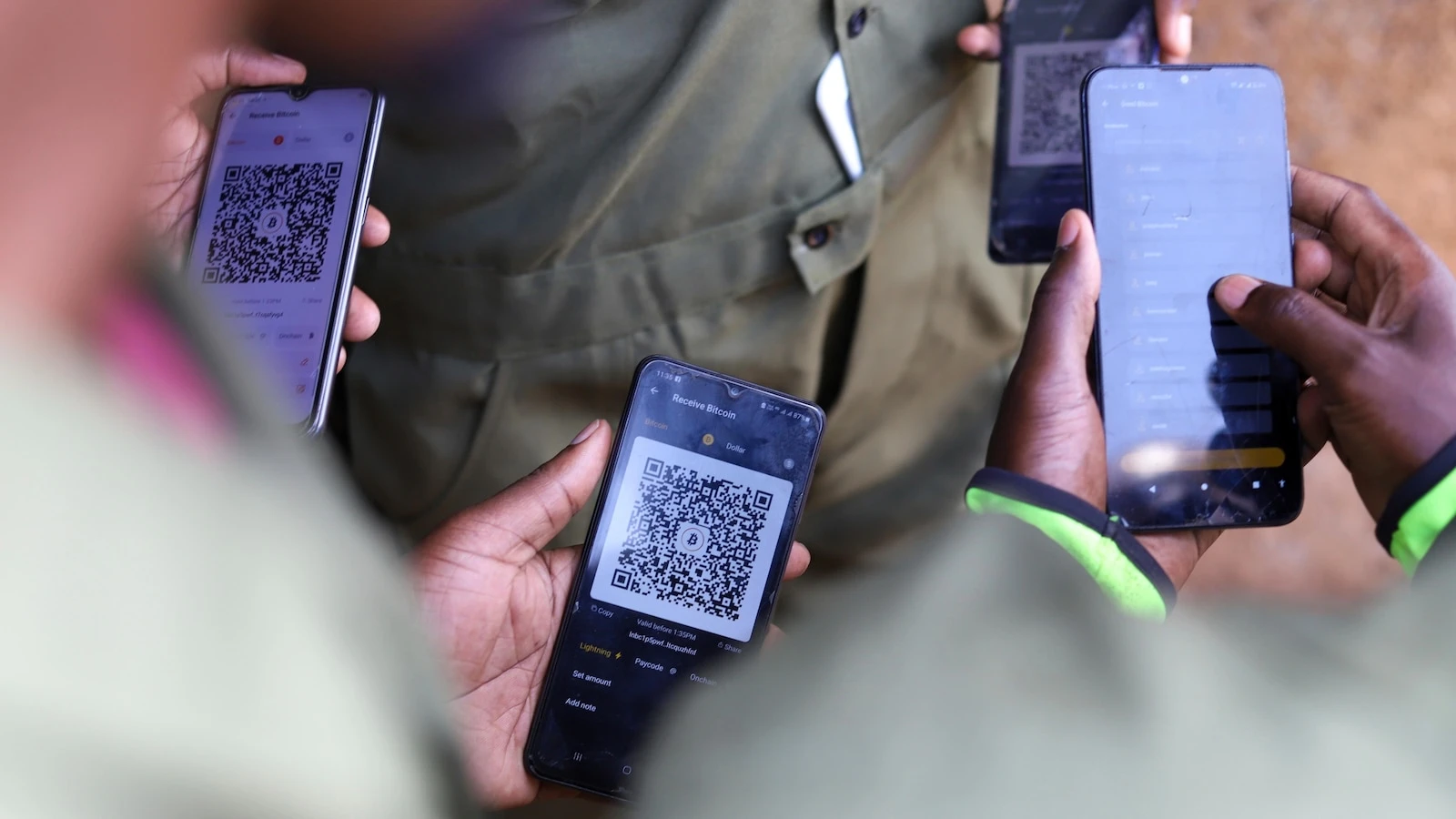 Bitcoin is introduced into Africa's largest slum, with risks and rewards