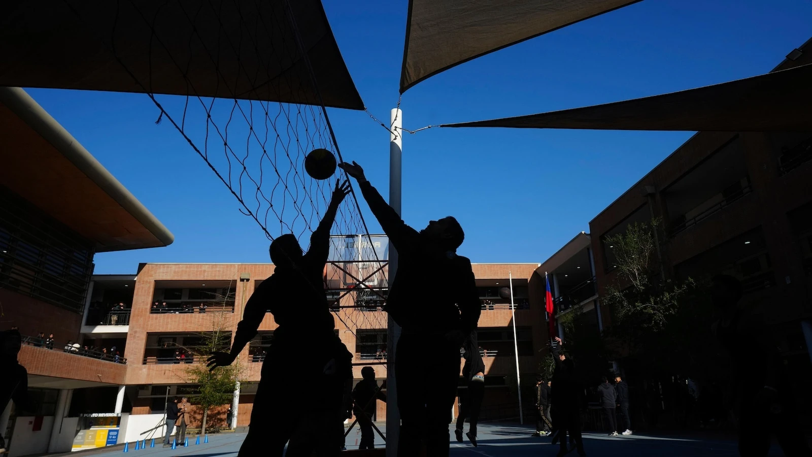 No TikTok, no Instagram: Chilean school blocks phones and students rediscover real-world connections