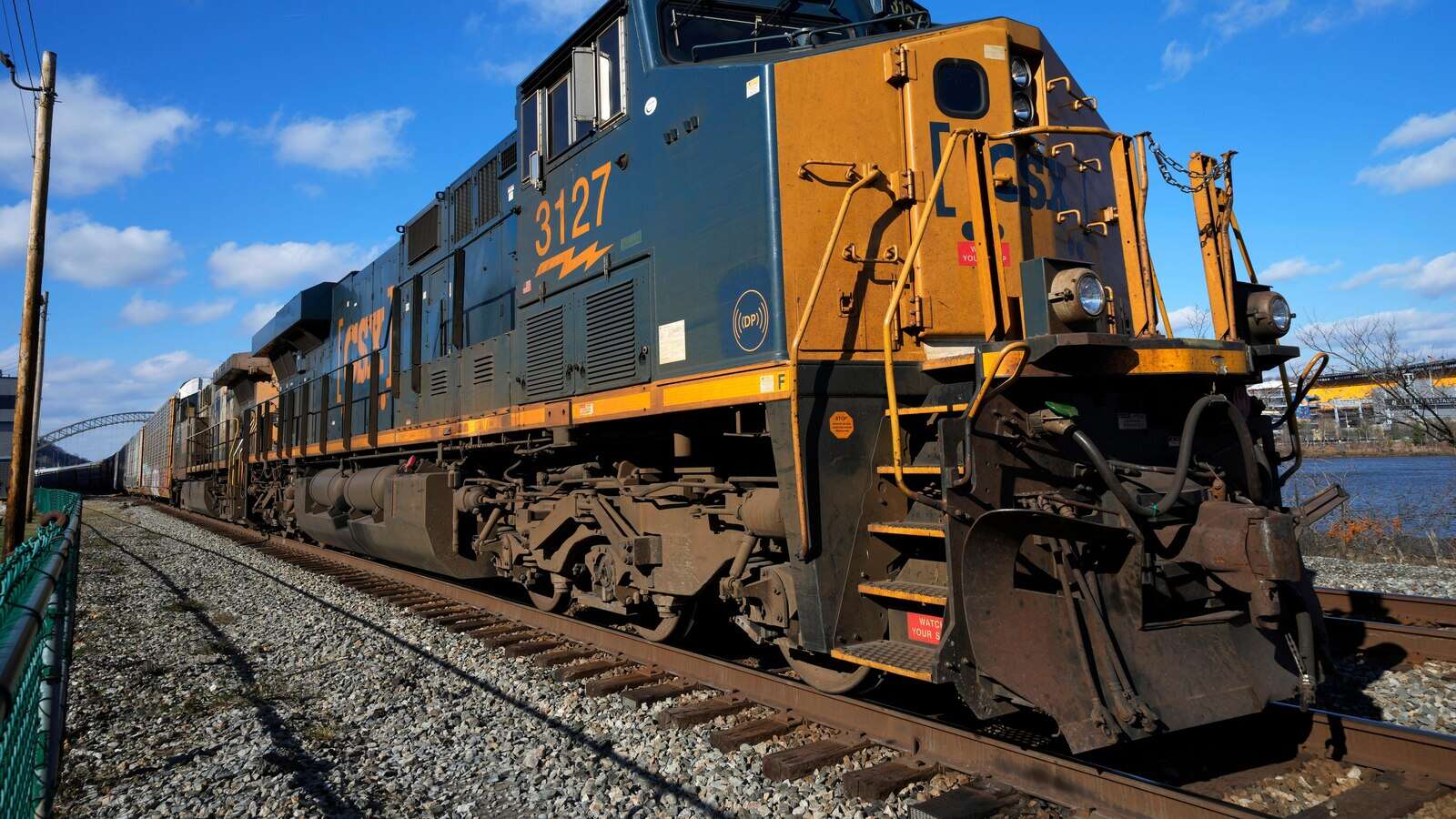 CSX profit up 8% as railroad hauls 3% more shipments during the third quarter