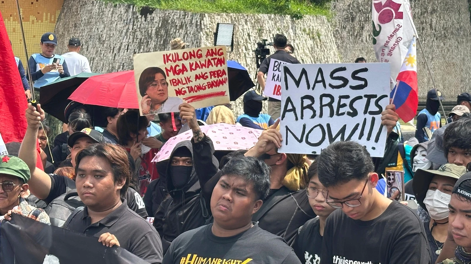 Philippine pres. supports public anger over corruption but implores peaceful protests