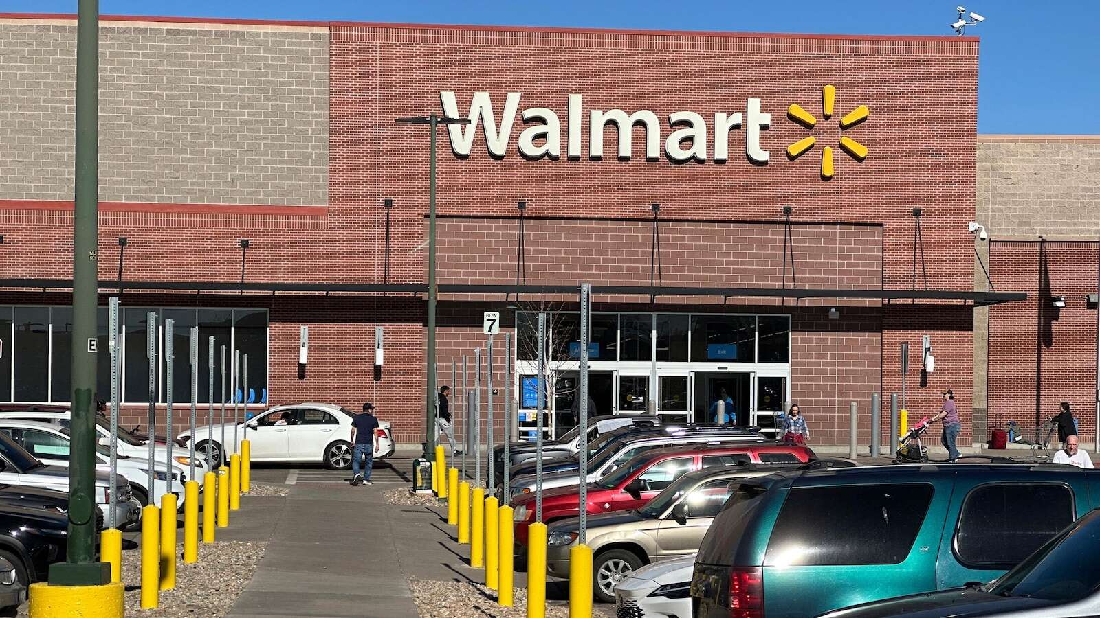 Michigan judge sentences Walmart shoplifters to wash cars in the parking lot