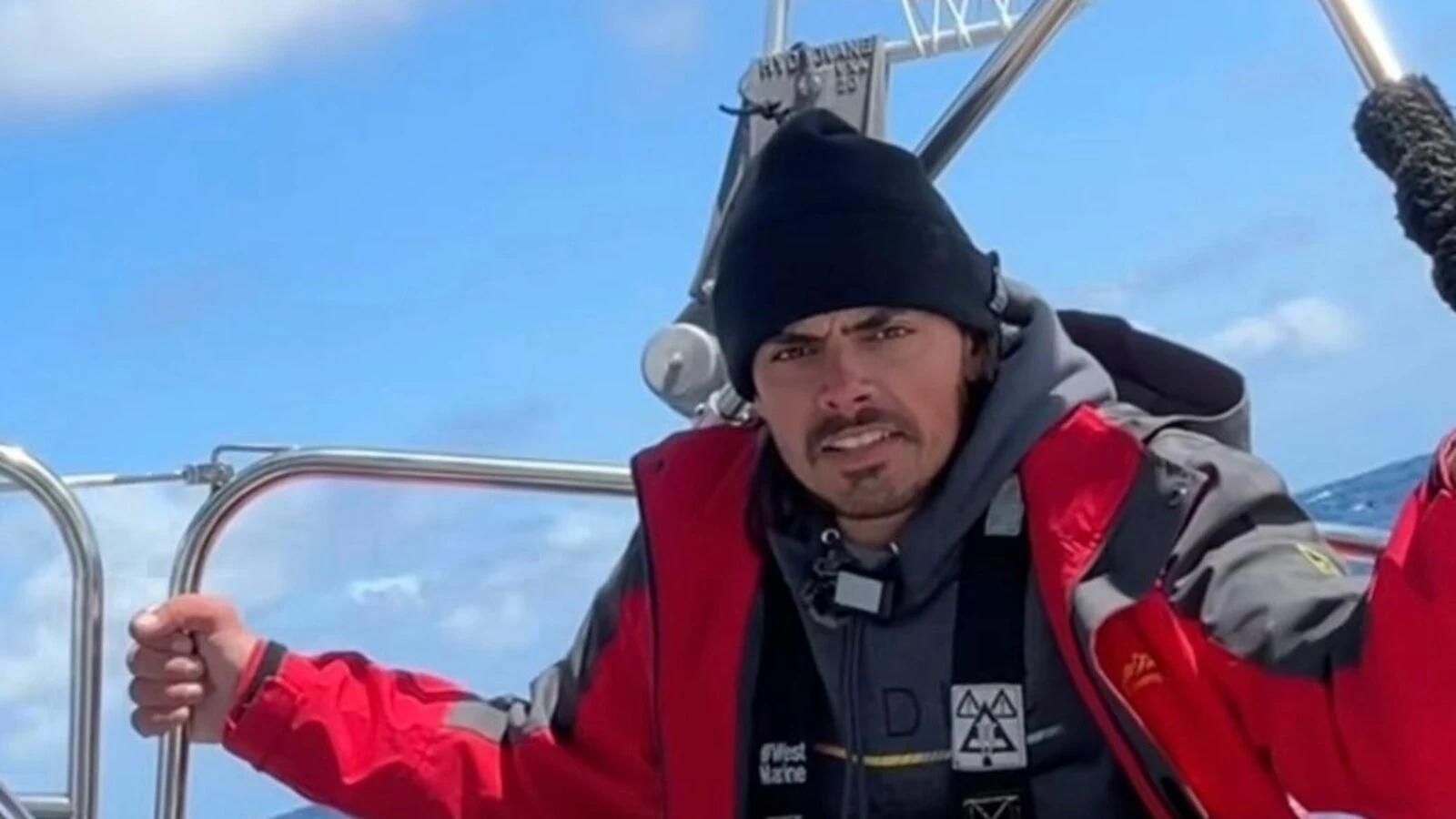 Sailing from Oregon to Hawaii after quitting his job turns a man with a cat into social media star