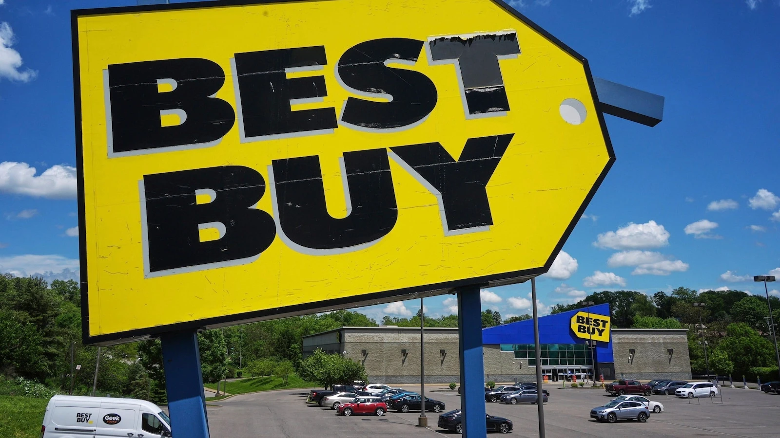 A solid quarter at Best Buy overshadowed by outlook grown cloudy with tariffs