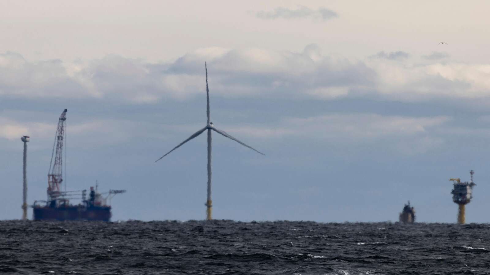 US chooses winning bids in first commercial sale for floating offshore Atlantic wind