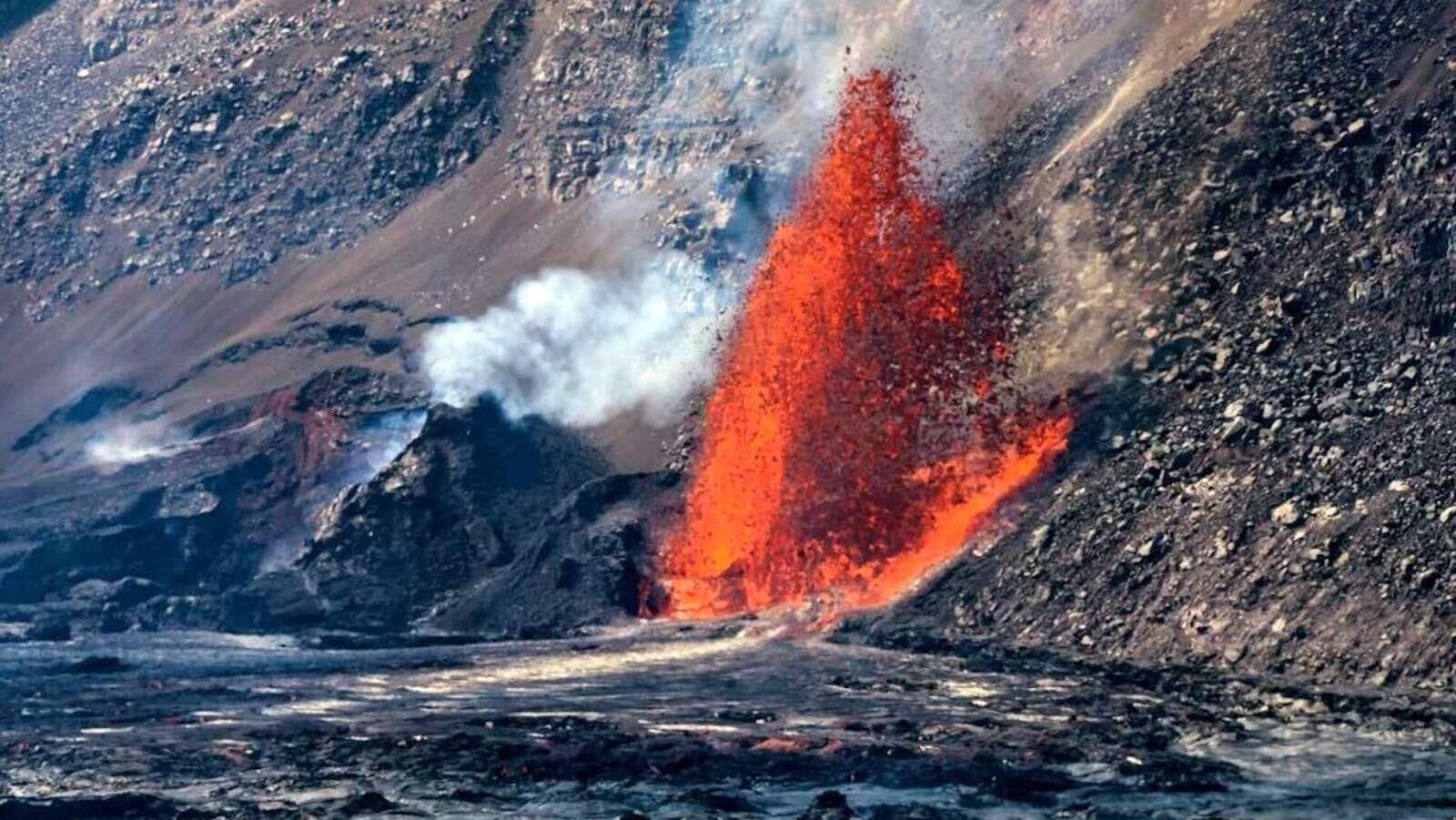 Visitors flock to see spectacular lava fountaining from Kilauea eruption in Hawaii