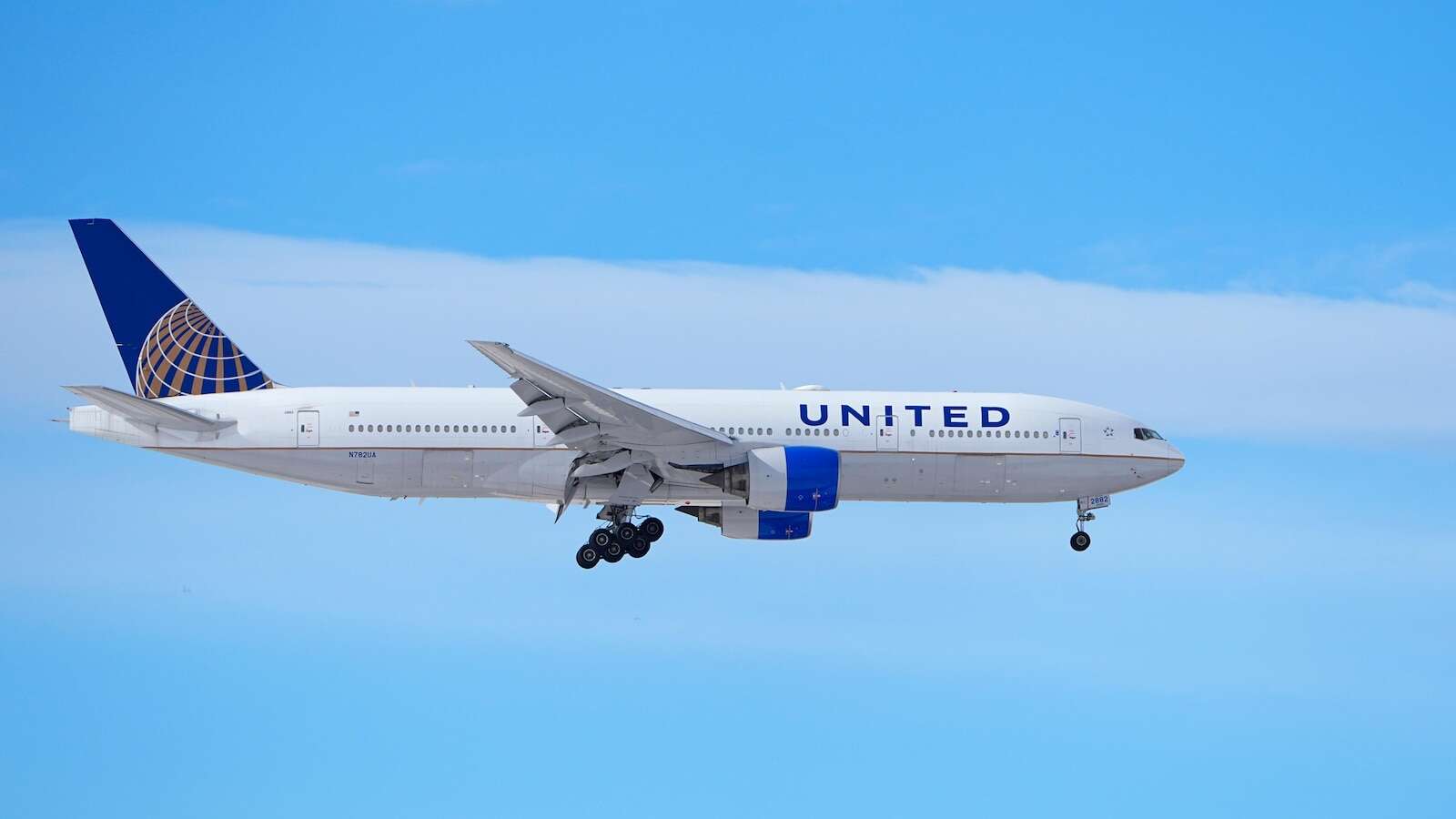 United Airlines says its third-quarter profit dipped 15% but revenue trends are looking up