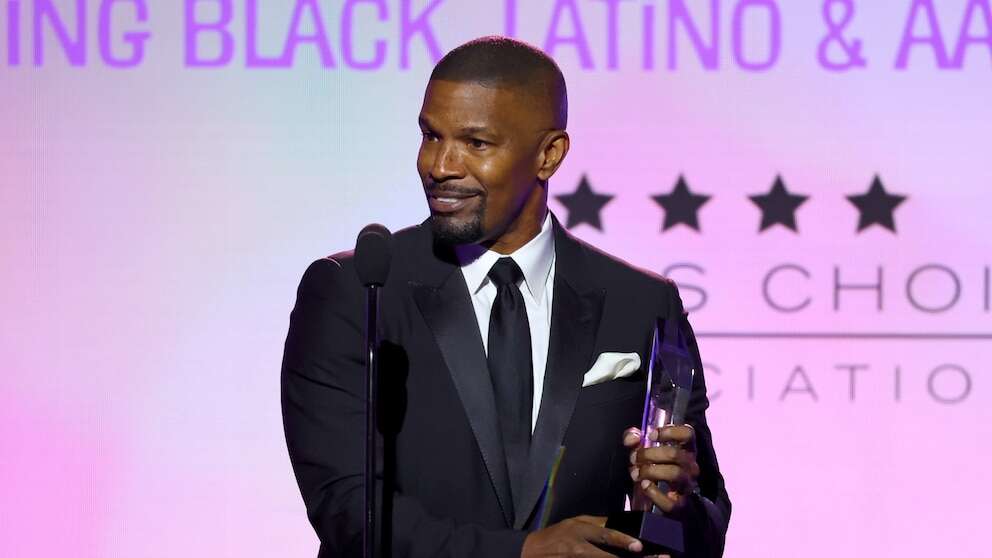 Jamie Foxx emotional in Critics' Choice speech