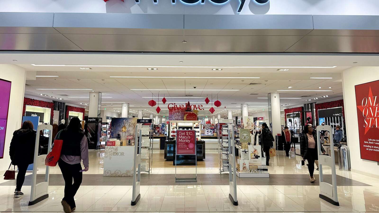 Macy's fourth quarter is mixed and its 2025 outlook is tempered by tariffs and leery shoppers