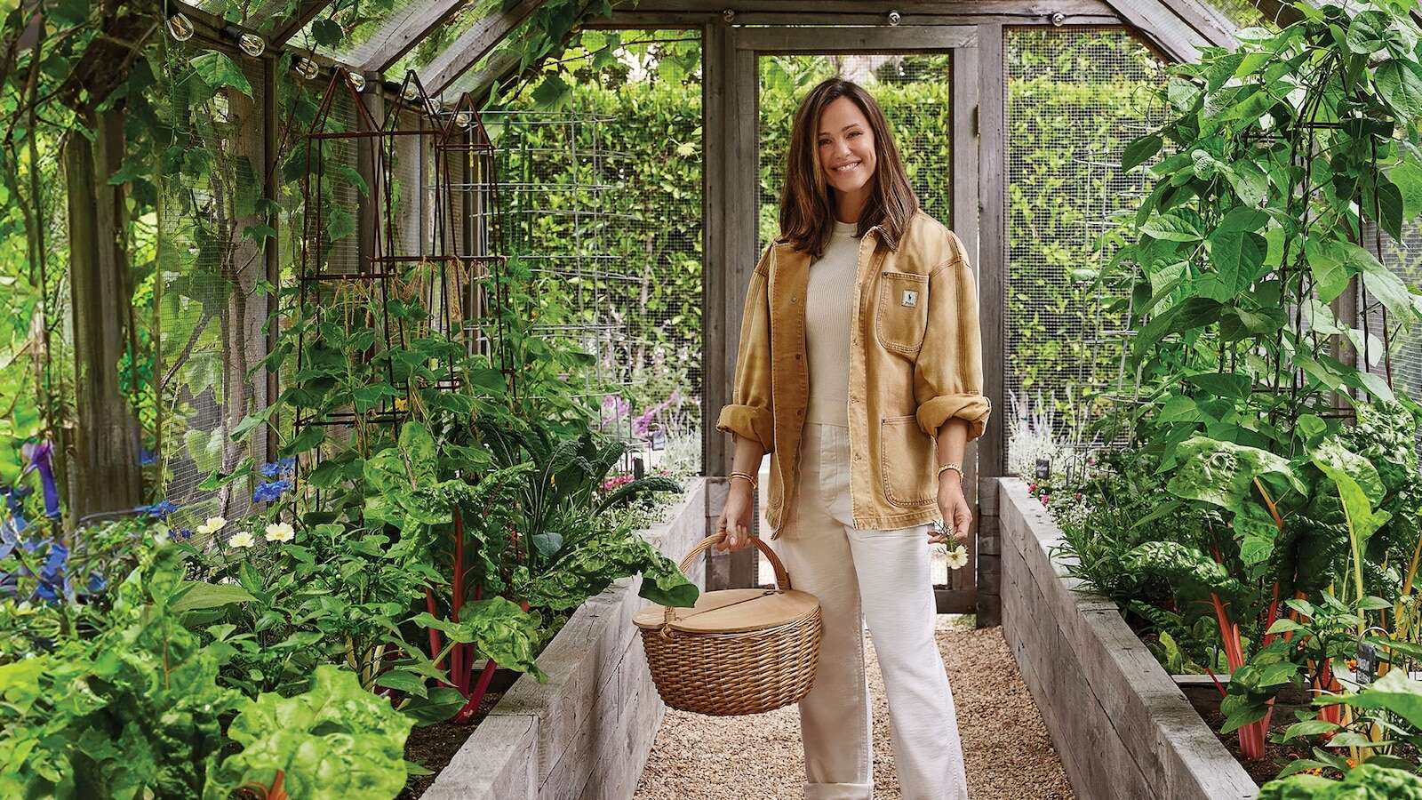 Jennifer Garner shows off farmhouse California property: 'I'm so lucky' Garner's cozy home is highlighted by wooden floors and walls.9/3/2024 06:21:57 EDT