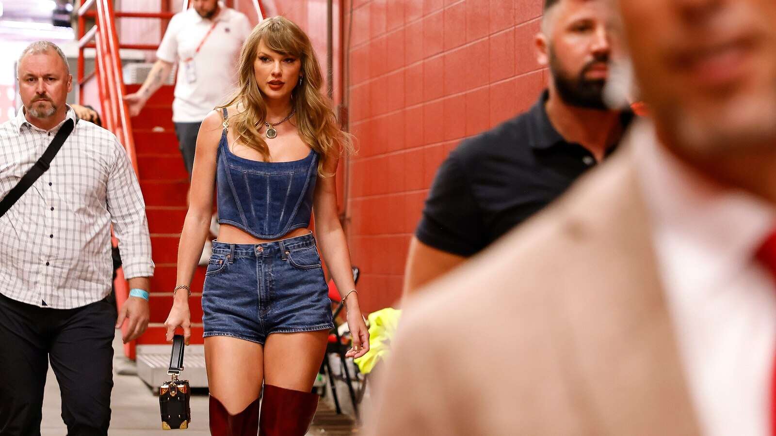 Taylor Swift arrives at Chiefs game