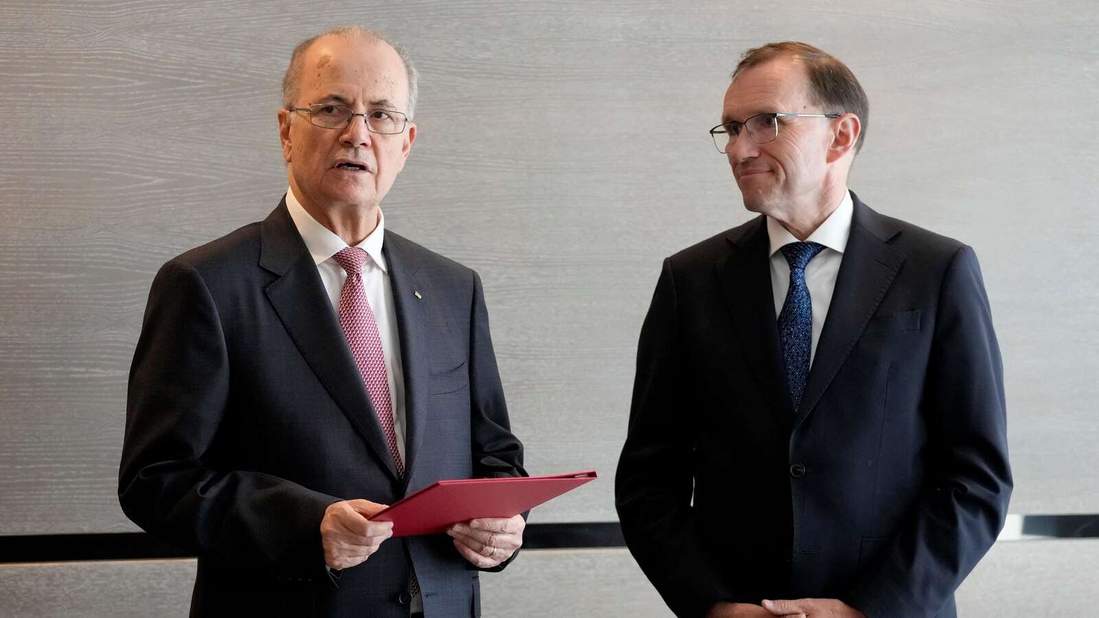 Norway hands over papers for diplomatic recognition to the Palestinian prime minister