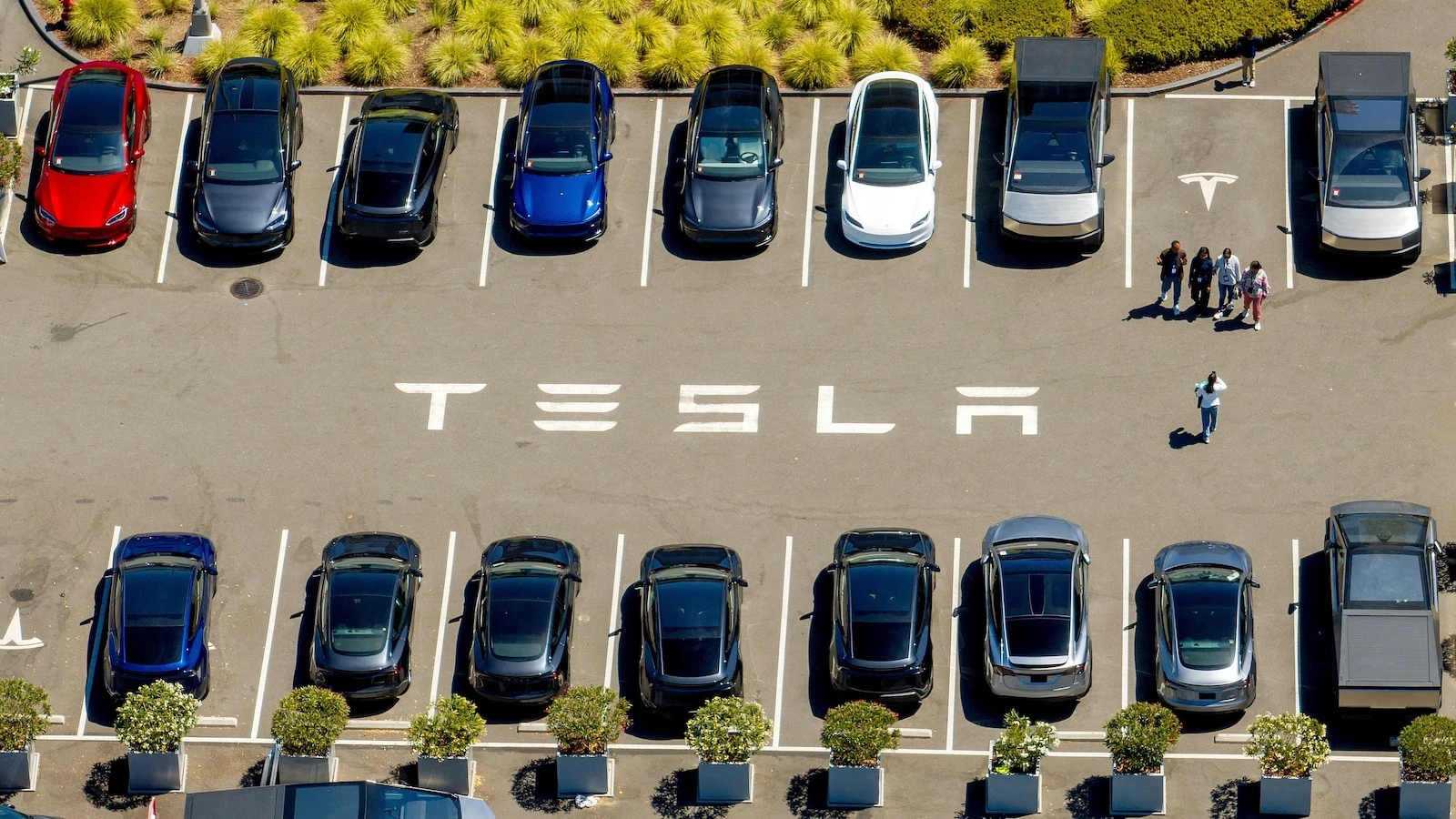 Tesla is slow in reporting crashes and the feds have launched an investigation to find out why