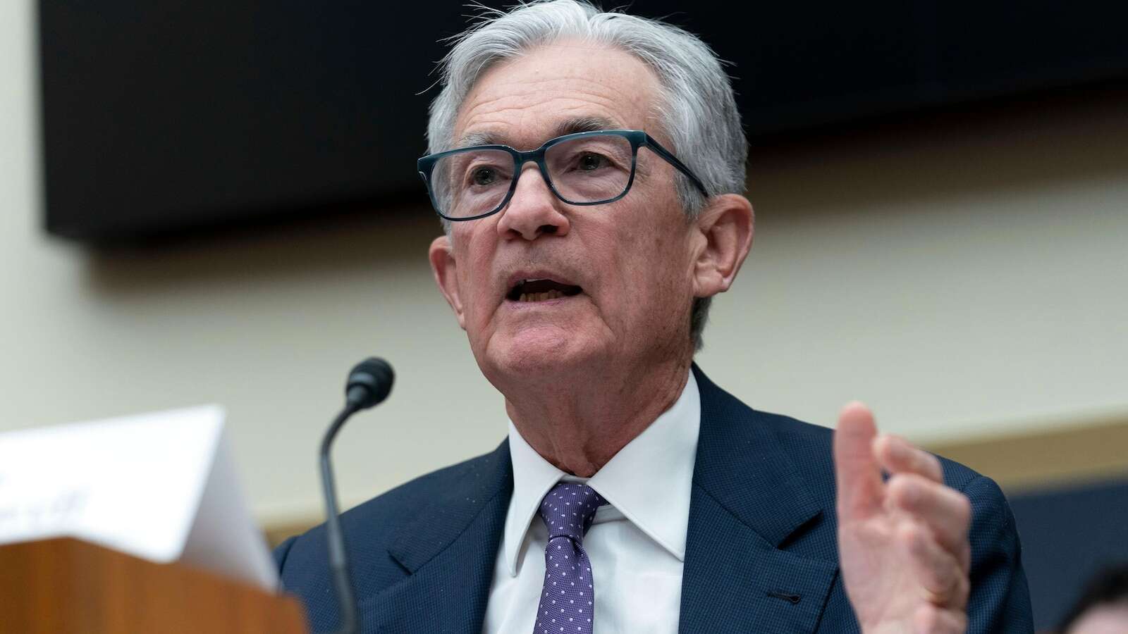 Powell: Federal Reserve to stay on hold amid widespread economic uncertainty