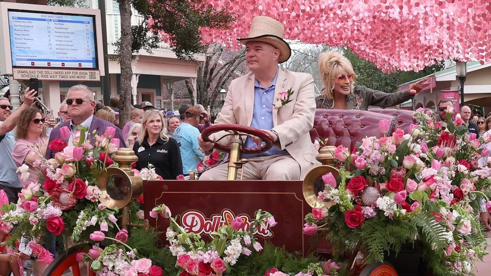 Dolly Parton joins Dollywood opening day