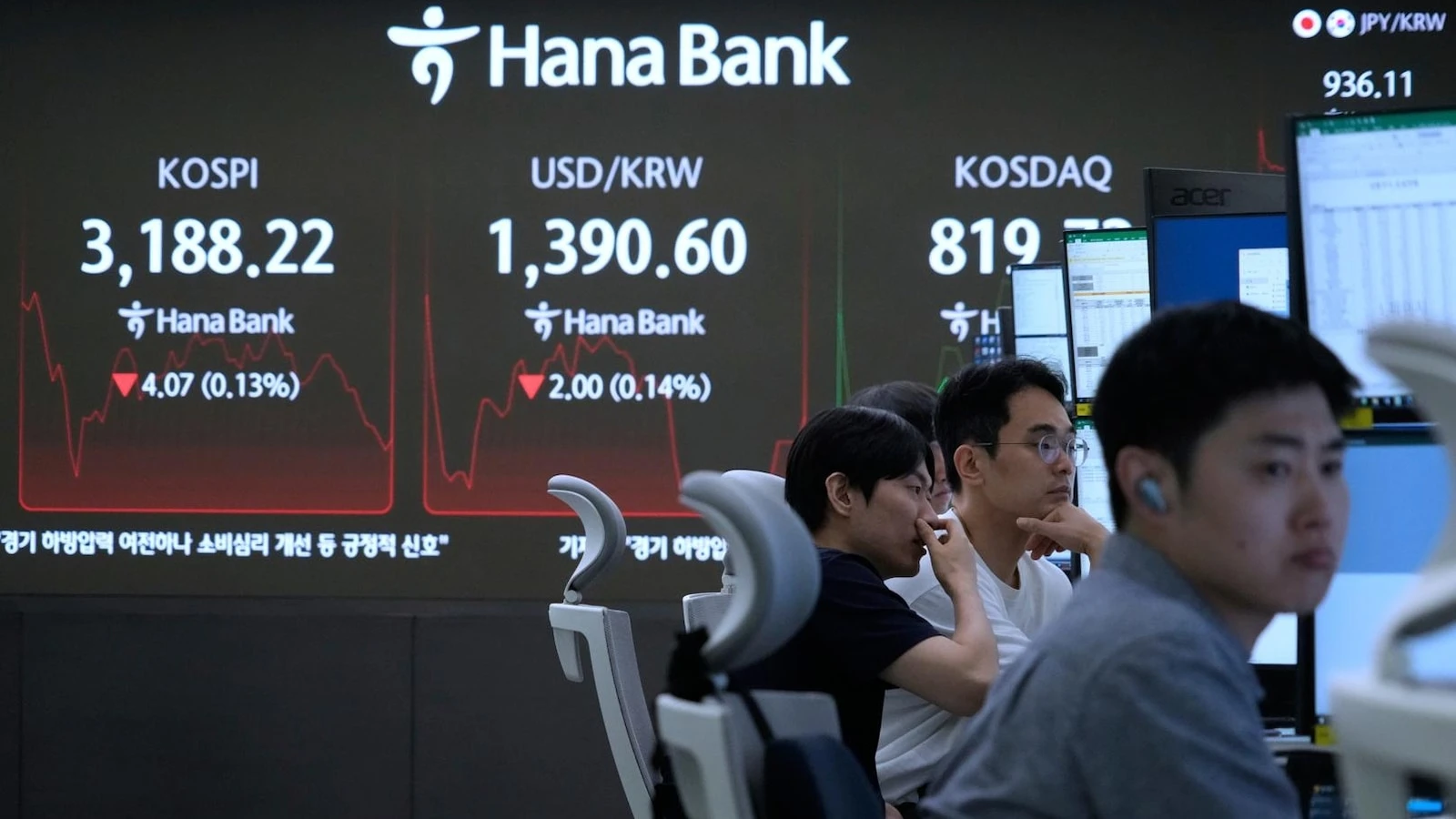 Asian shares mostly advance after Wall Street cruises to more records