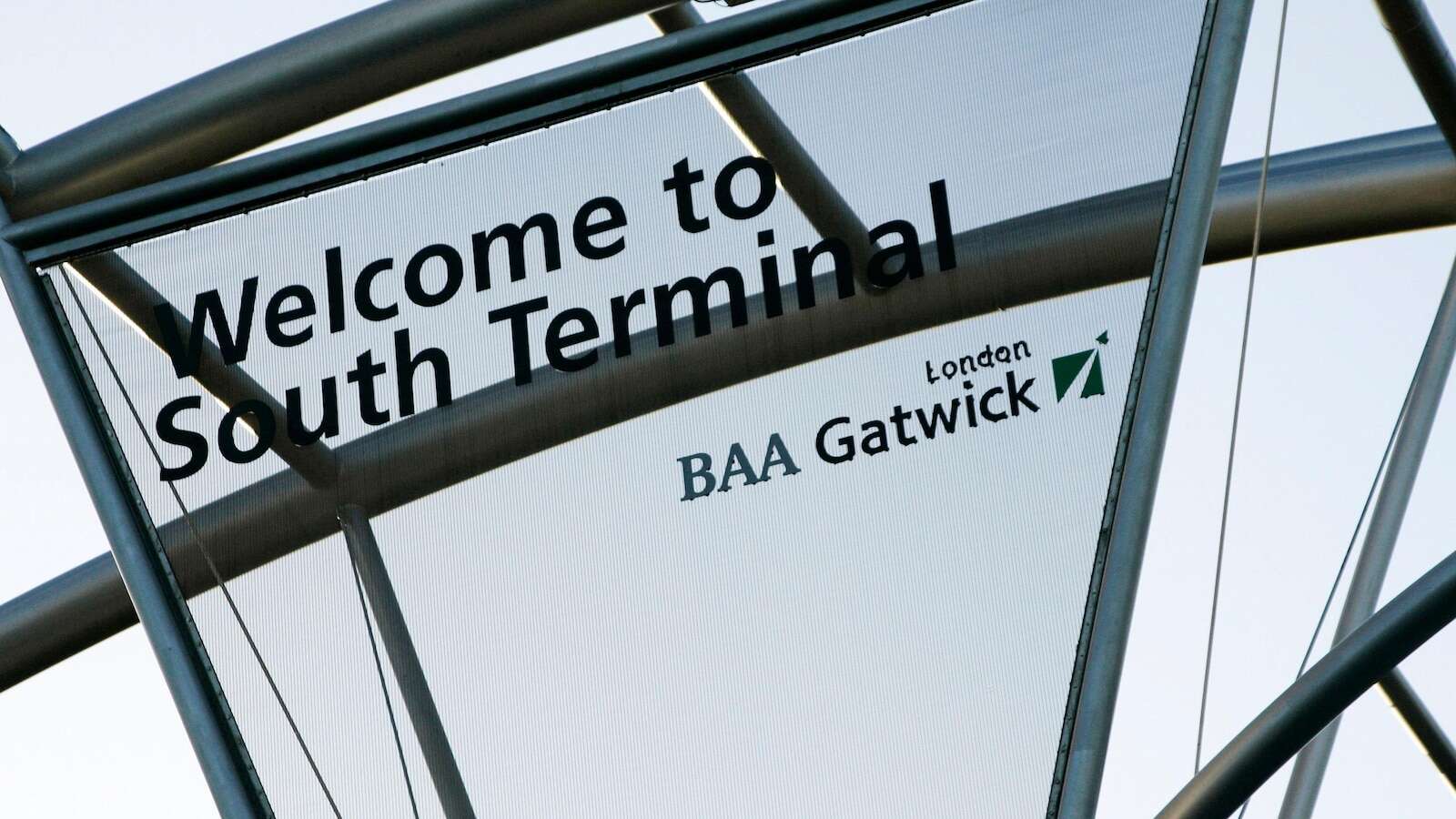 UK government tentatively backs expansion of Gatwick Airport, country's second-busiest