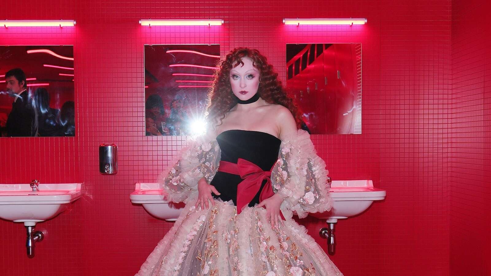 Chappell Roan turns Valentino bathroom into her own Paris Fashion Week runwayRoan turned heads at Valentino's Le Méta-Théâtre des Intimités show.March 10, 2025