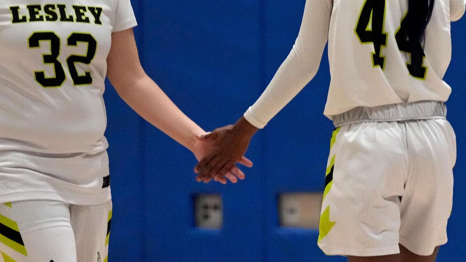 One-armed basketball player makes women's Division III history with basket