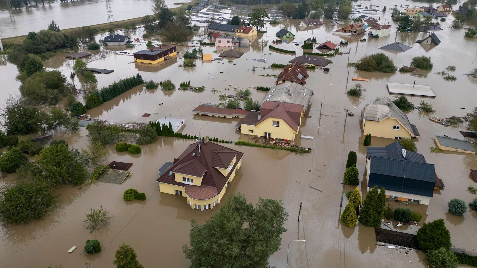 Budapest and Poland's Wroclaw reinforce their river banks ahead of more flooding