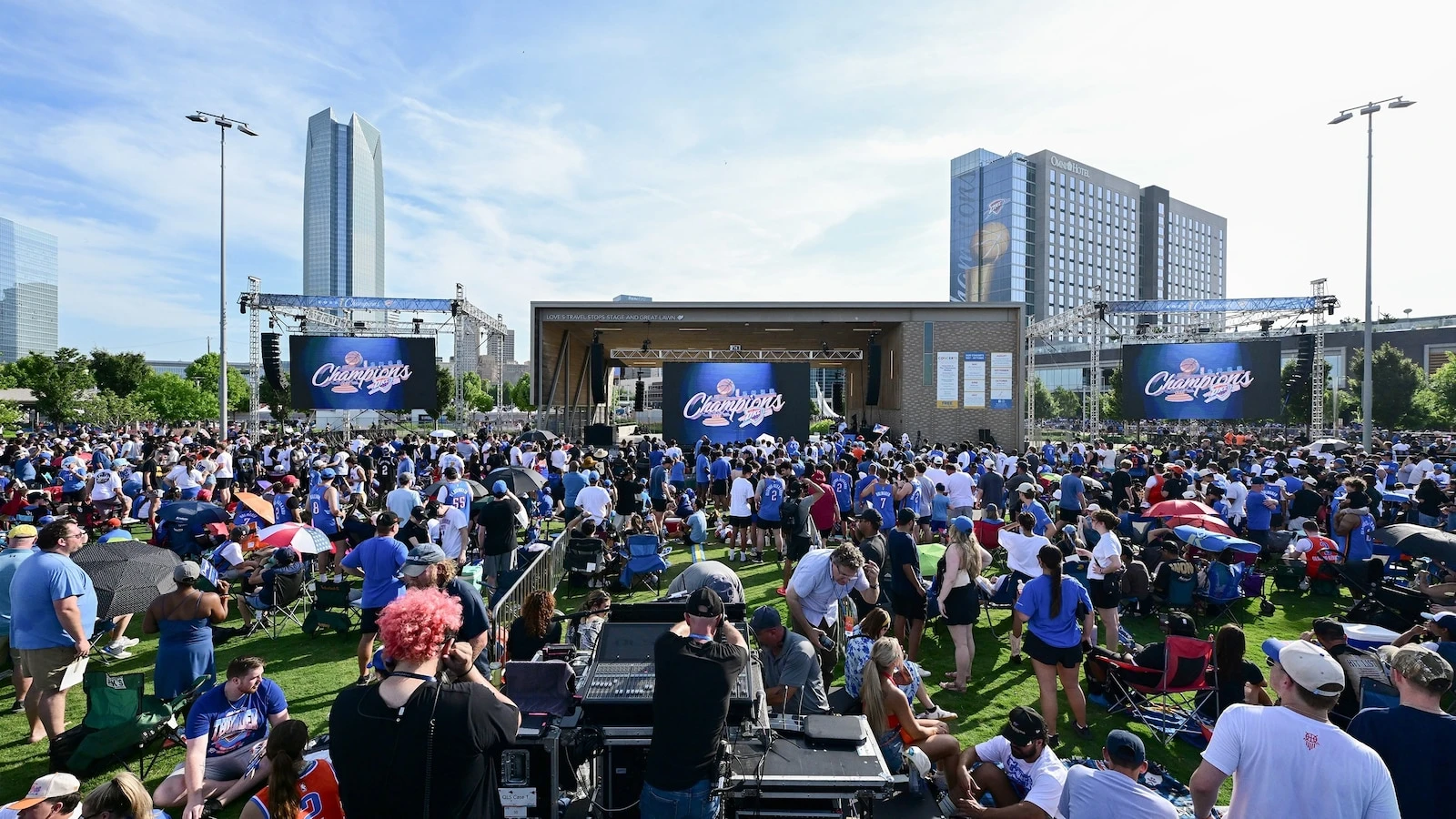 Oklahoma City Thunder players, fans celebrate NBA title with paradeThe Thunder defeated the Indiana Pacers in the 2025 NBA Finals.27 minutes ago